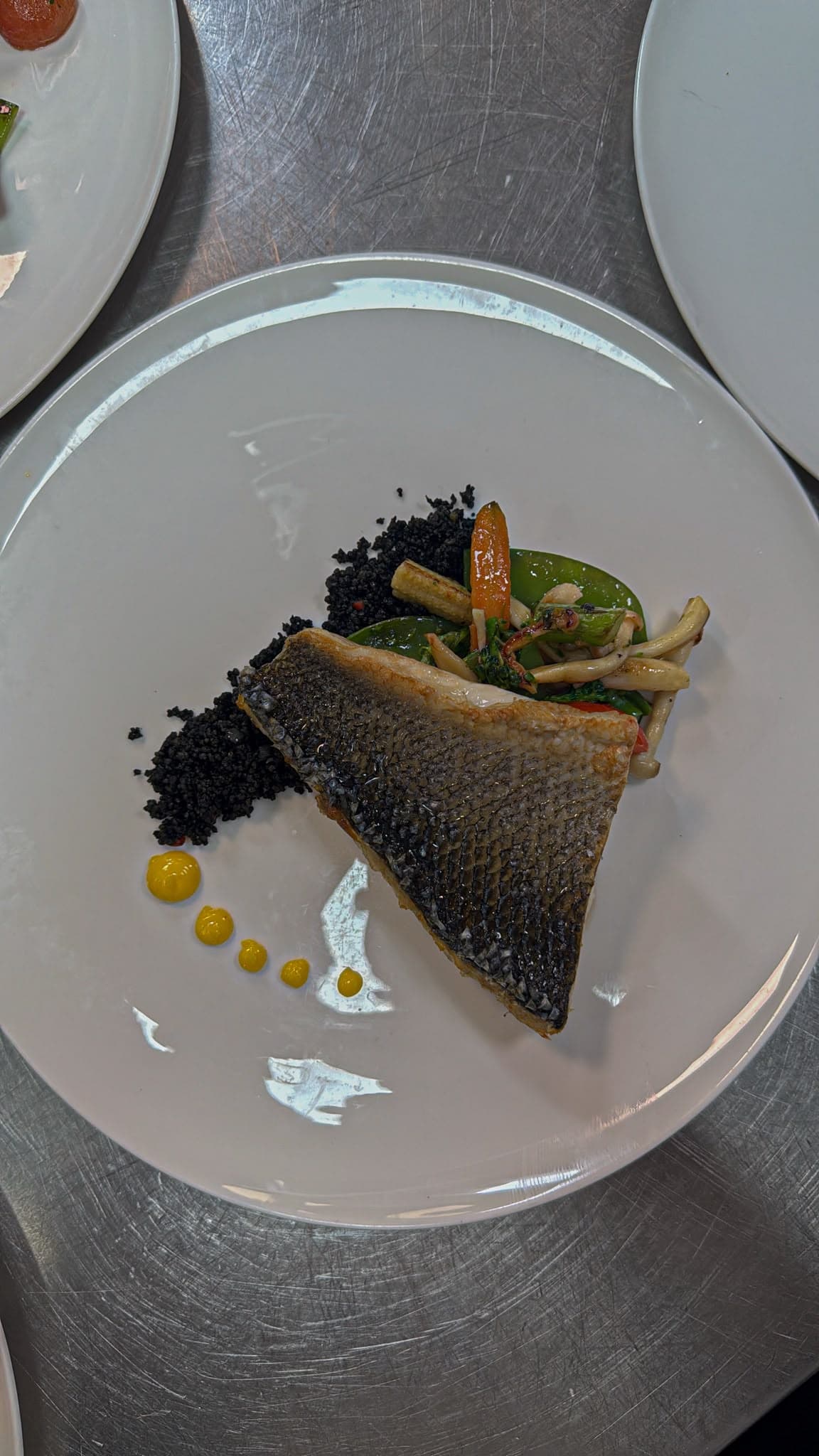 Lubina a la plancha con verduras salteadas