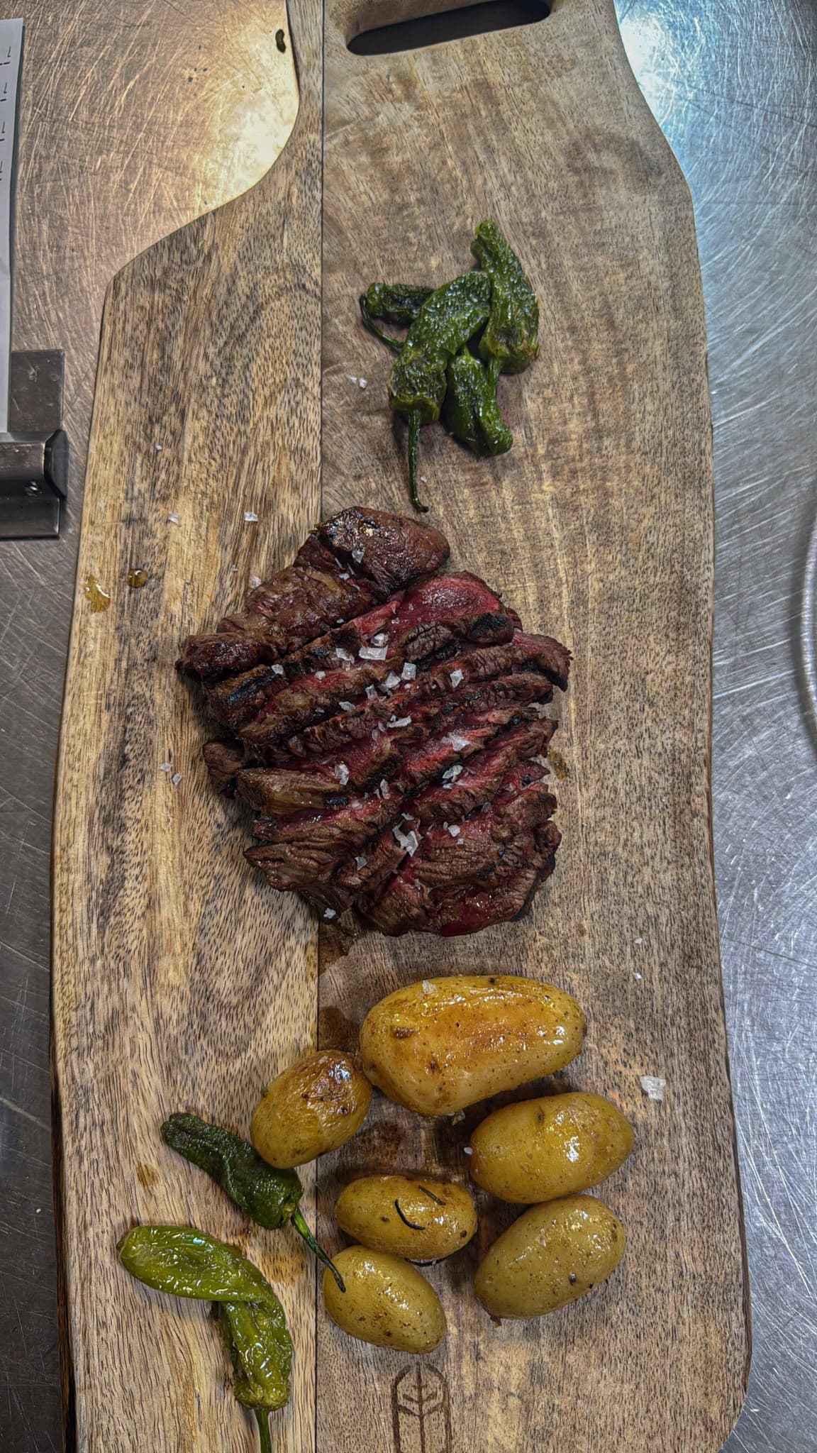Tabla de carne a la brasa con guarnición