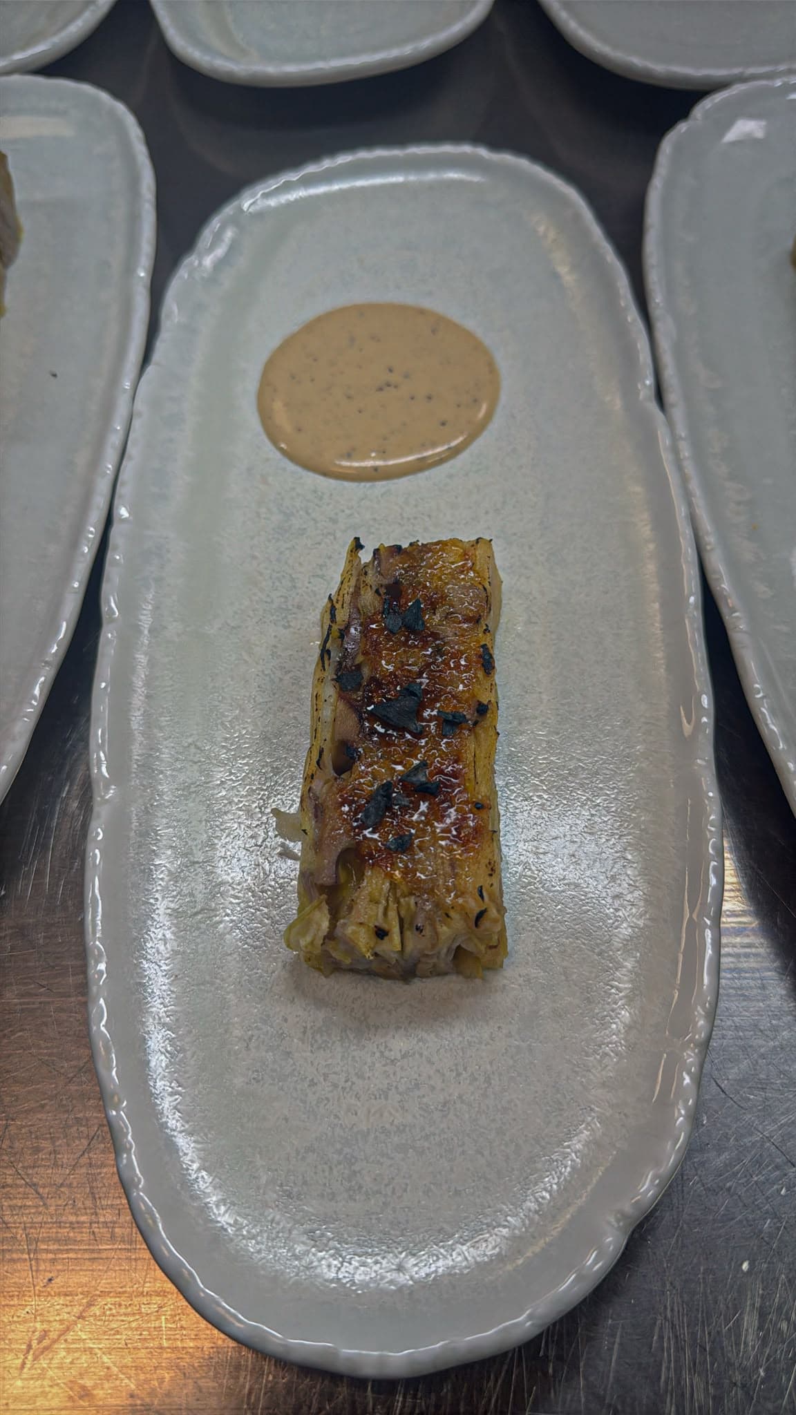 Anguila glaseada con crema ahumada