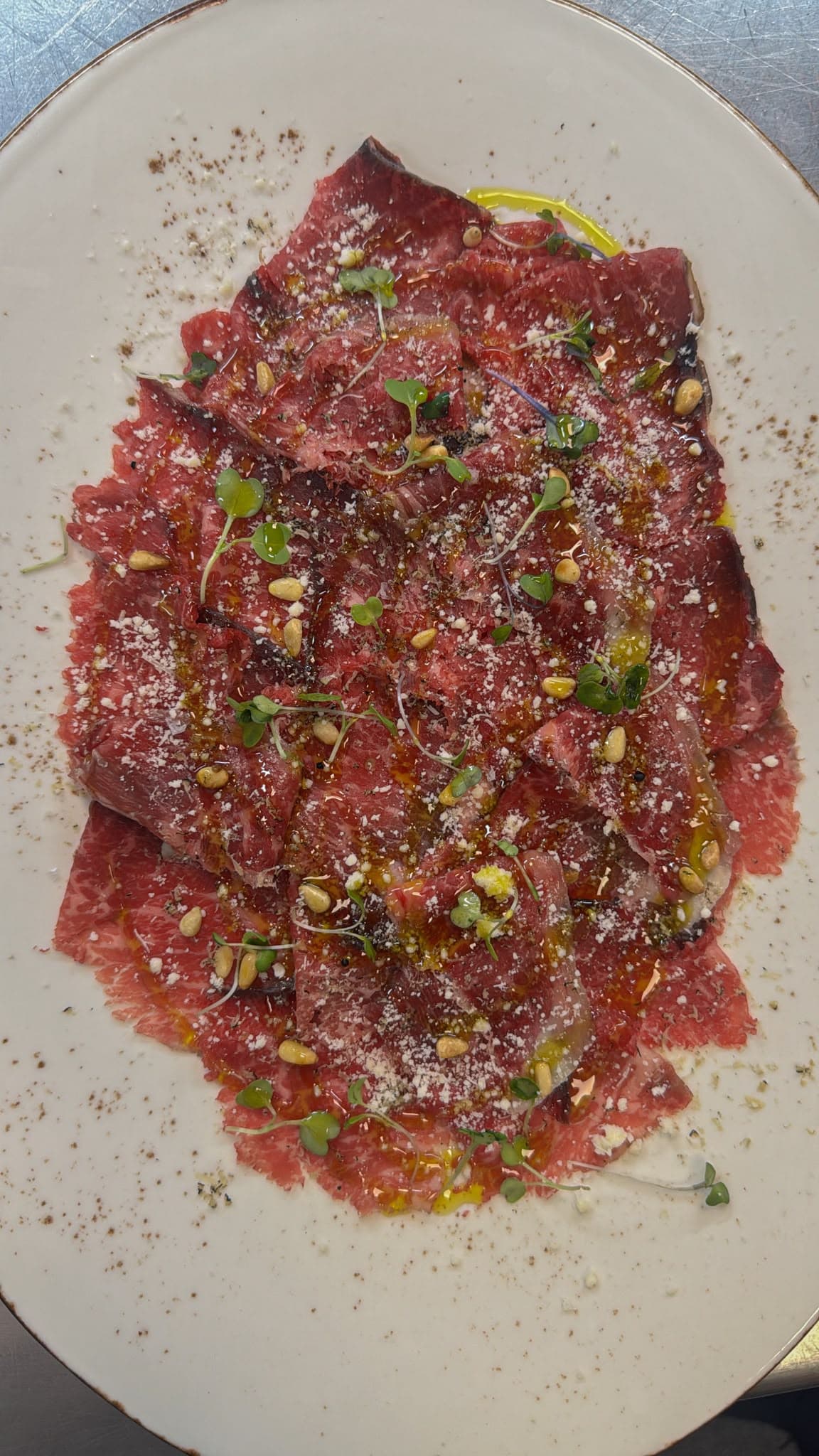 Carpaccio de vaca con piñones y parmesano