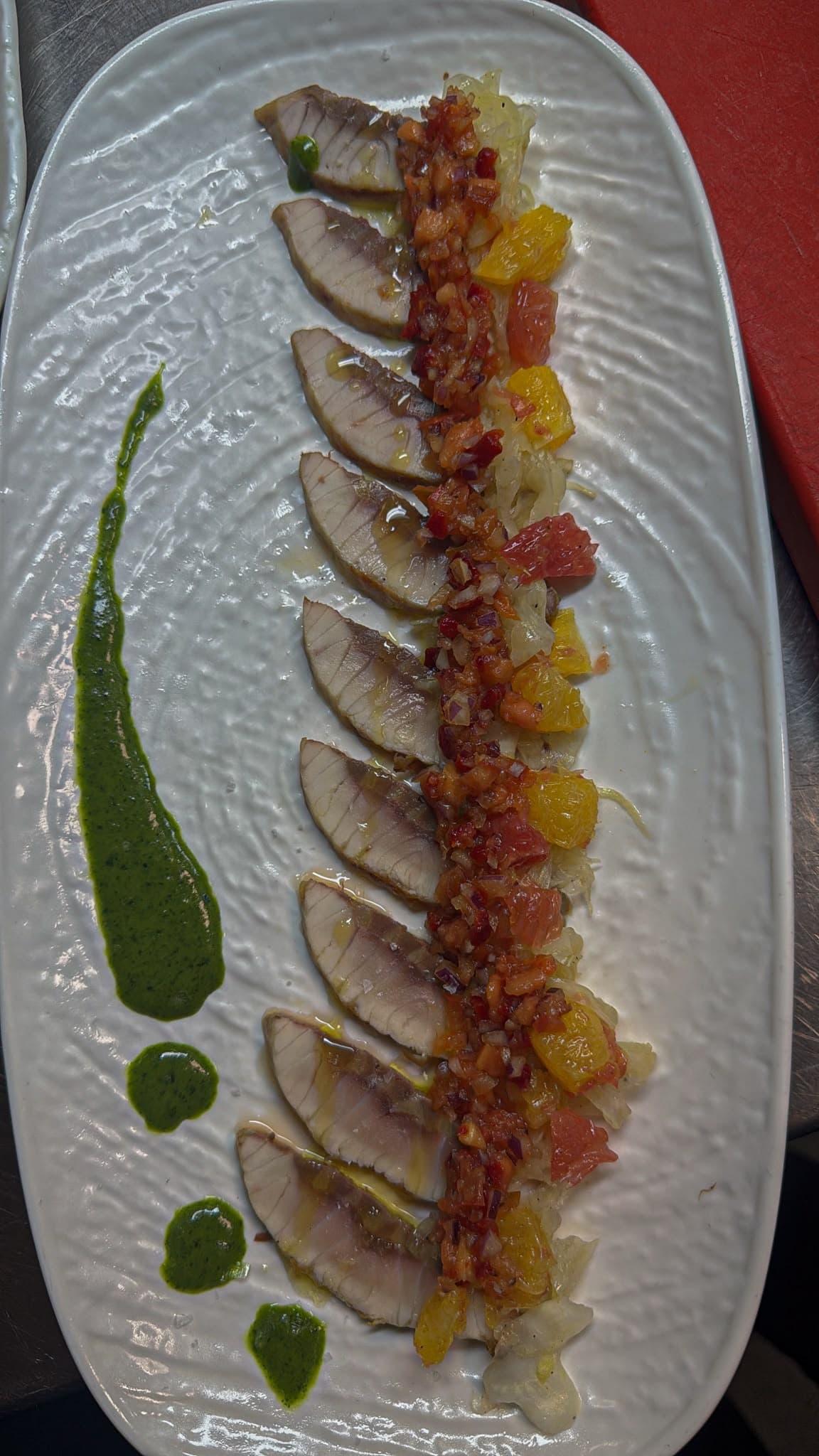 Pescado ahumado con cítricos y encurtidos